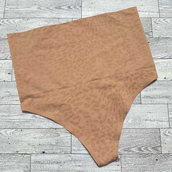 VICTORIA’S SECRET CURVES SEAMLESS HIGH WAIST TUMMY CONTROL NUDE THONG PANTY NWT‎ - Picture 2 of 5